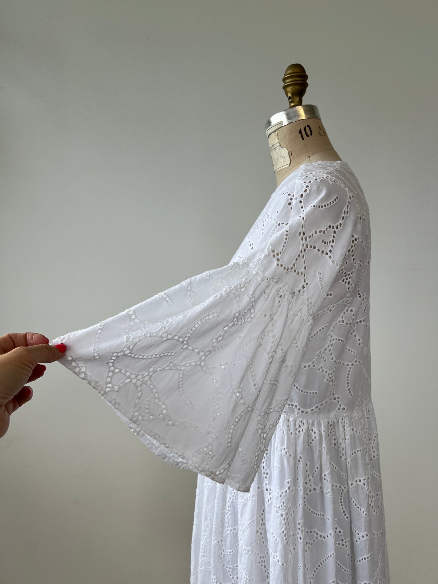 Robe blanche pur coton à broderies anglaises (6)