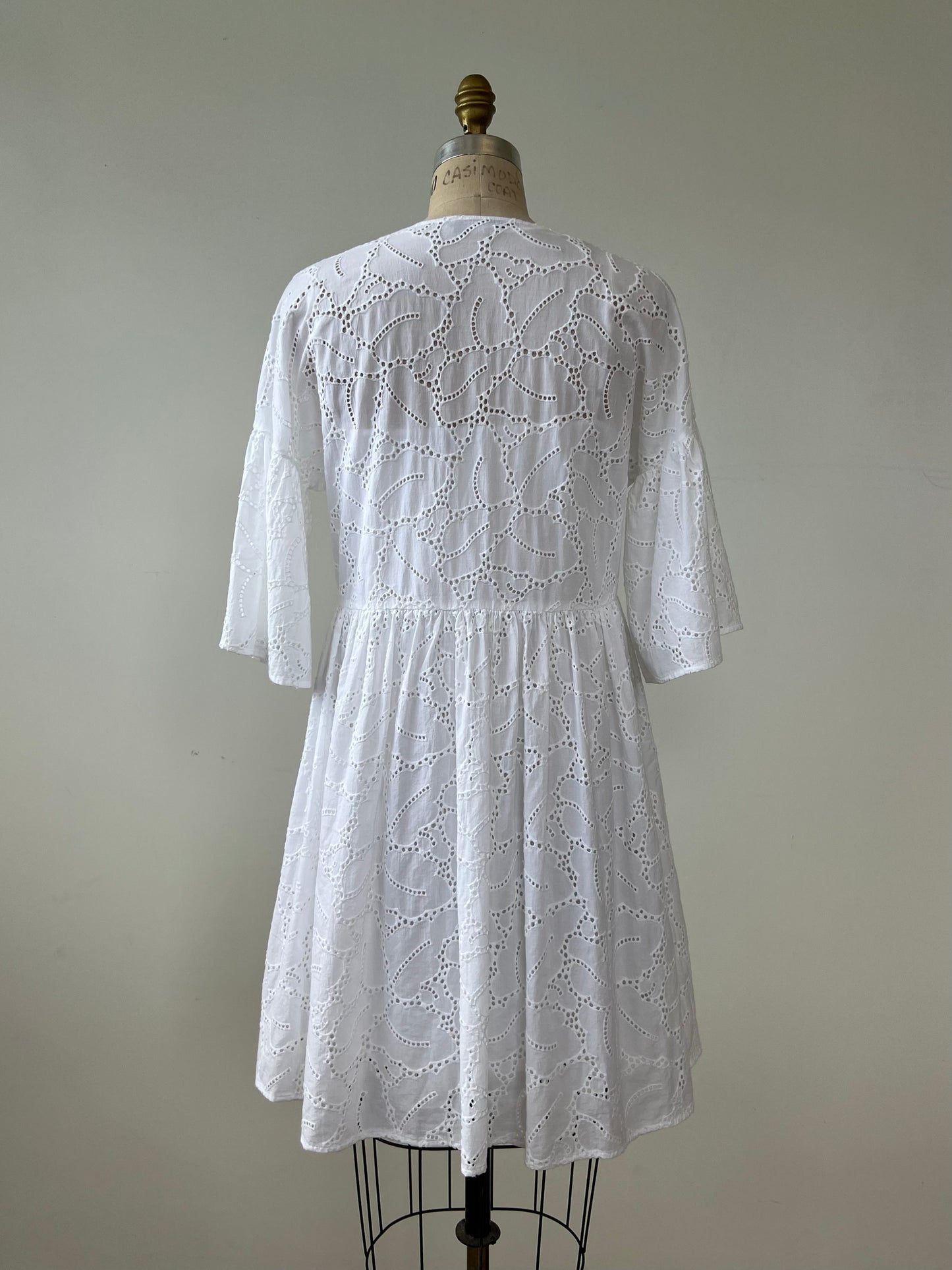 Robe blanche pur coton à broderies anglaises (6)