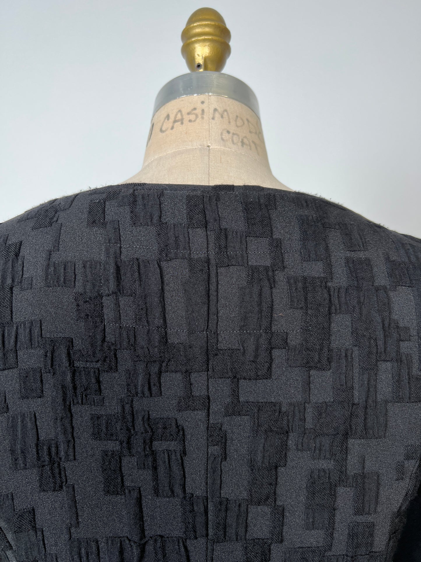 Robe ballon noire à texture géométrique (1)