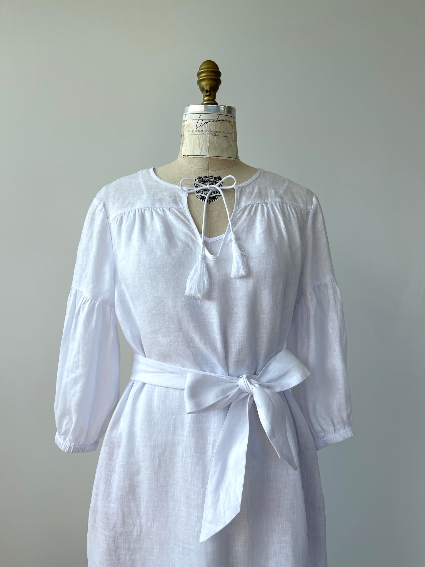 Robe angélique blanche en lin doublé lavable (6)