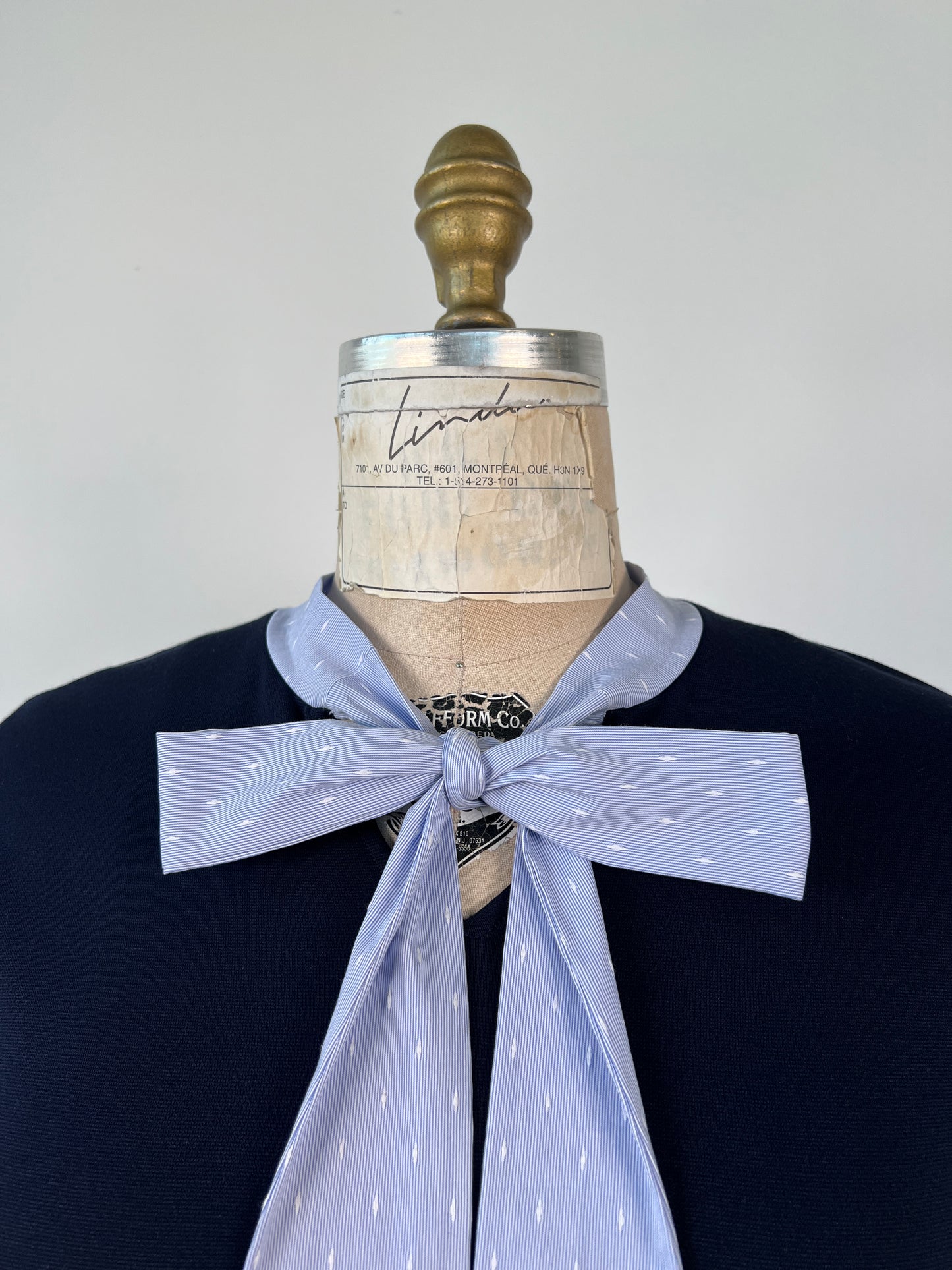 Robe patineuse marine à col cravate contrastant (M)
