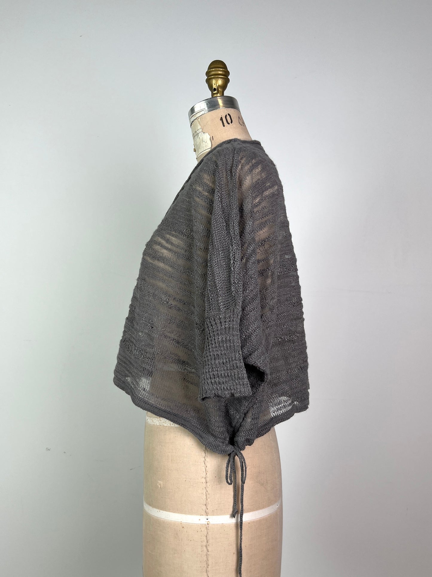 Chandail court en tricot diaphane ardoise (TU)