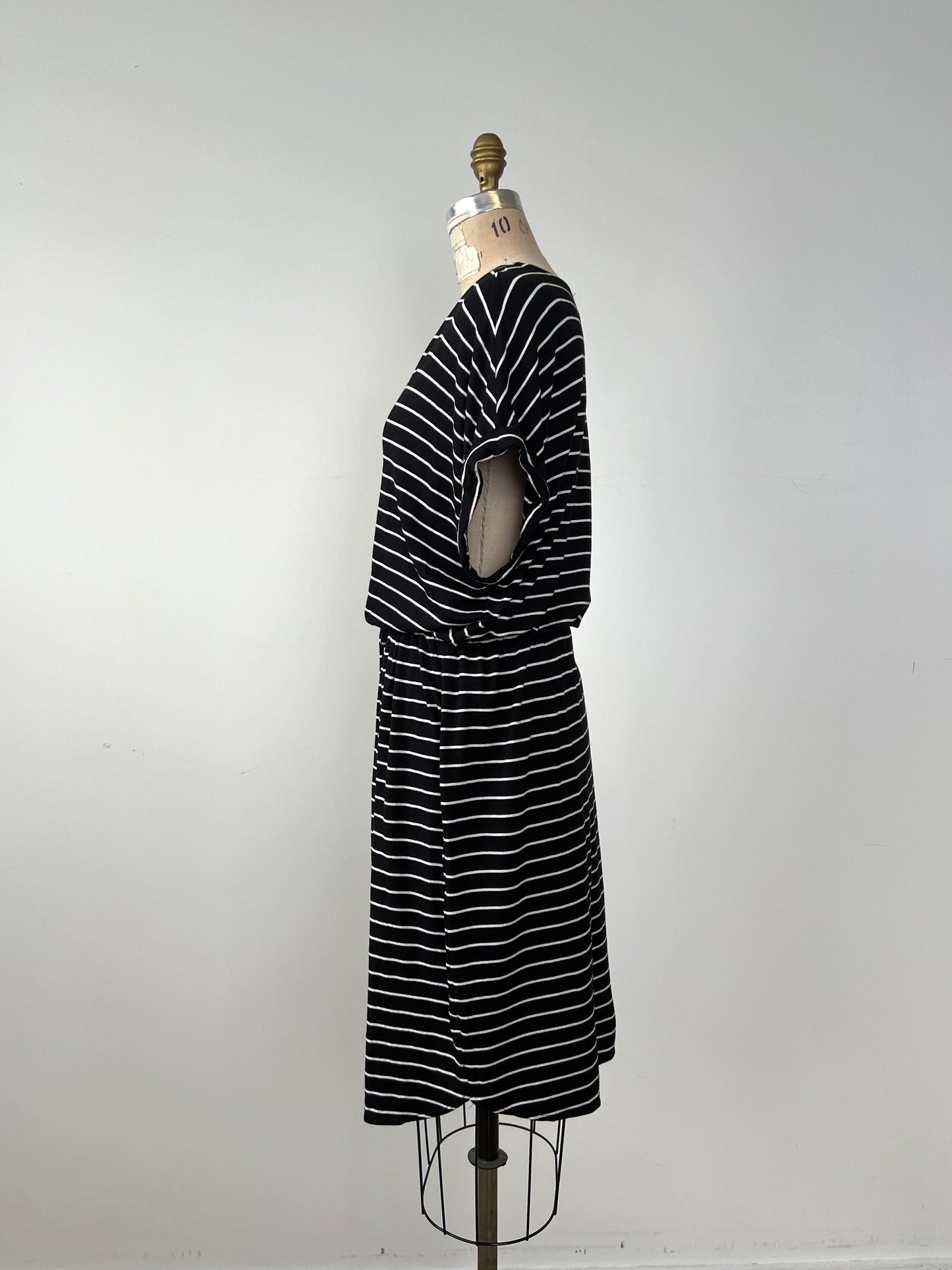 Robe noire à rayures blanches à taille ajustable (16)