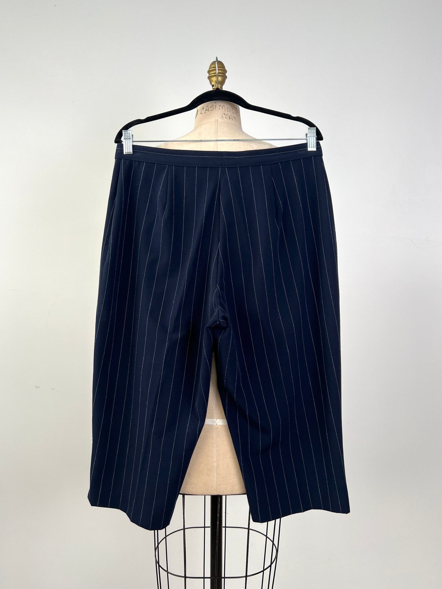 Pantalon corsaire vintage marine à rayures crème (14)