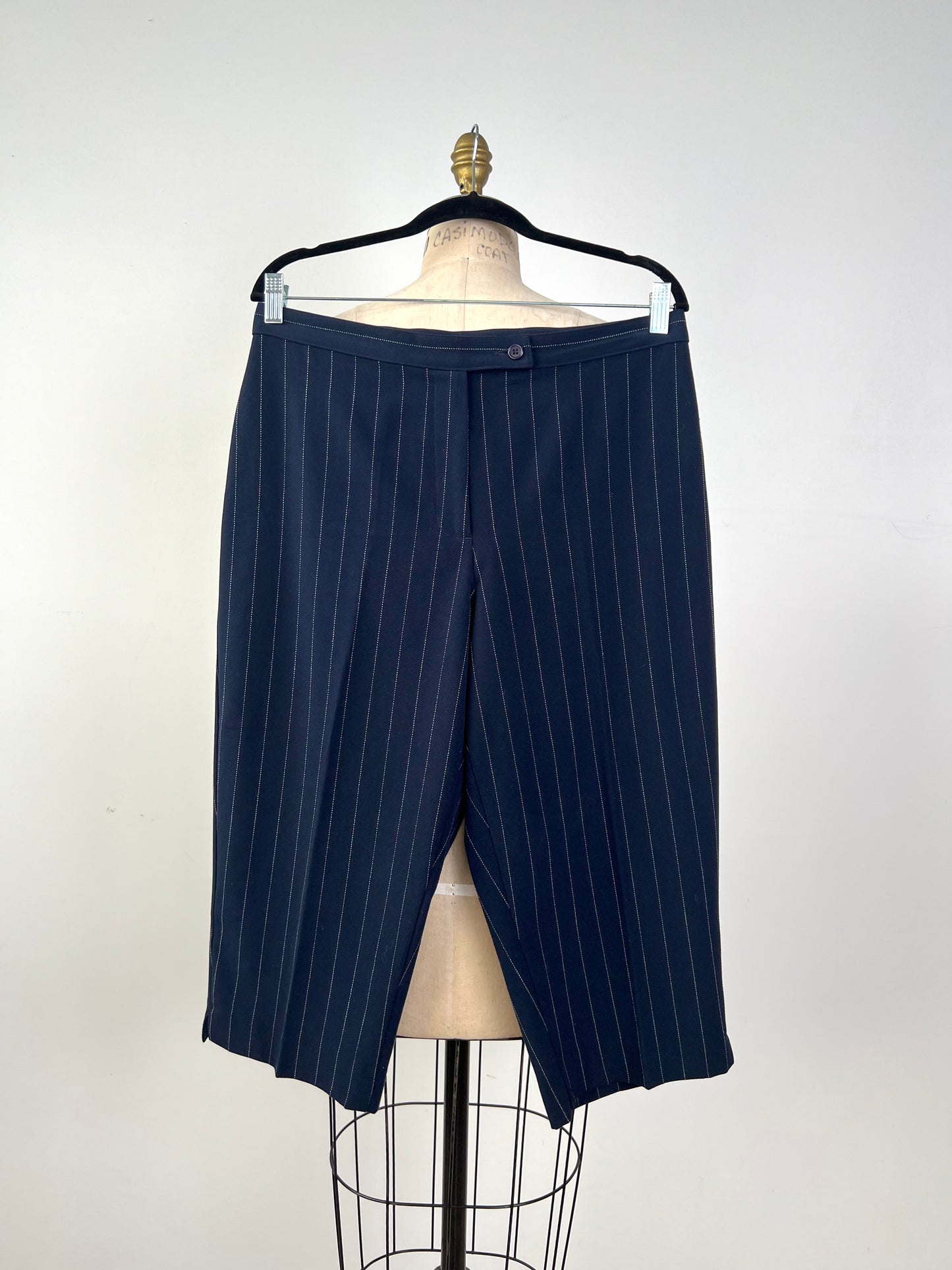 Pantalon corsaire vintage marine à rayures crème (14)