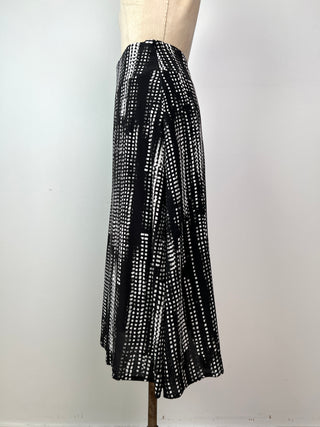 Black and white graphic asymmetric flared skirt (XS+L)