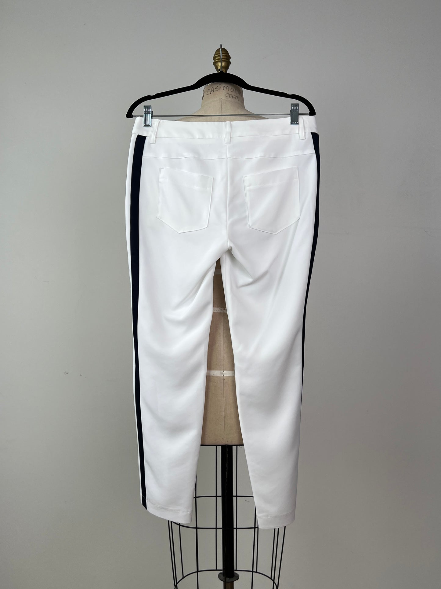 Pantalon technique blanc à galons floraux (6)
