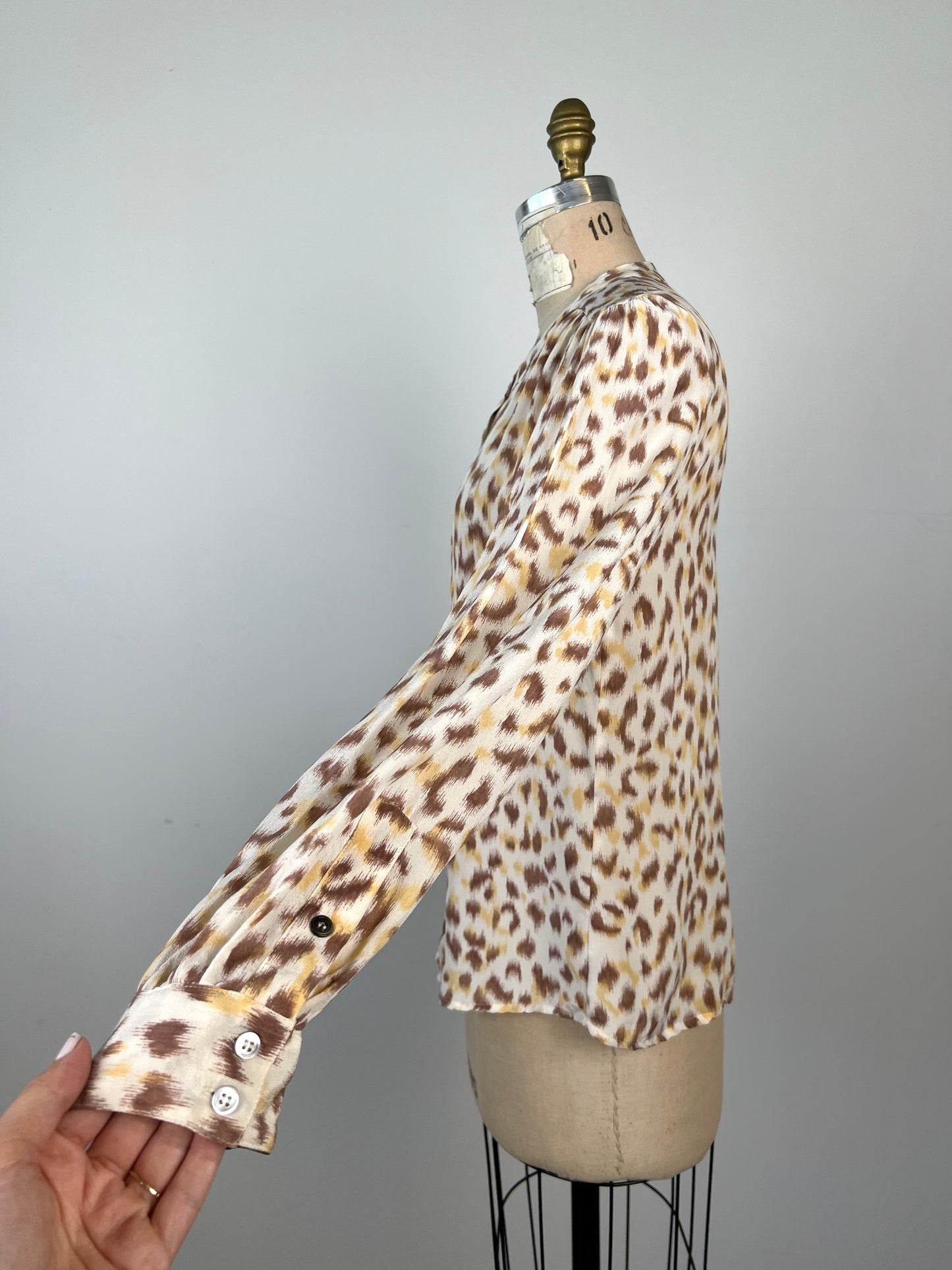 Chemisier en soie crème à imprimé léopard (10)