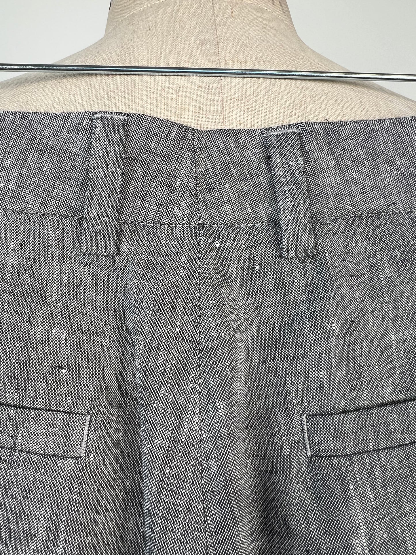 Pantalon en lin gris à pinces (4+6)