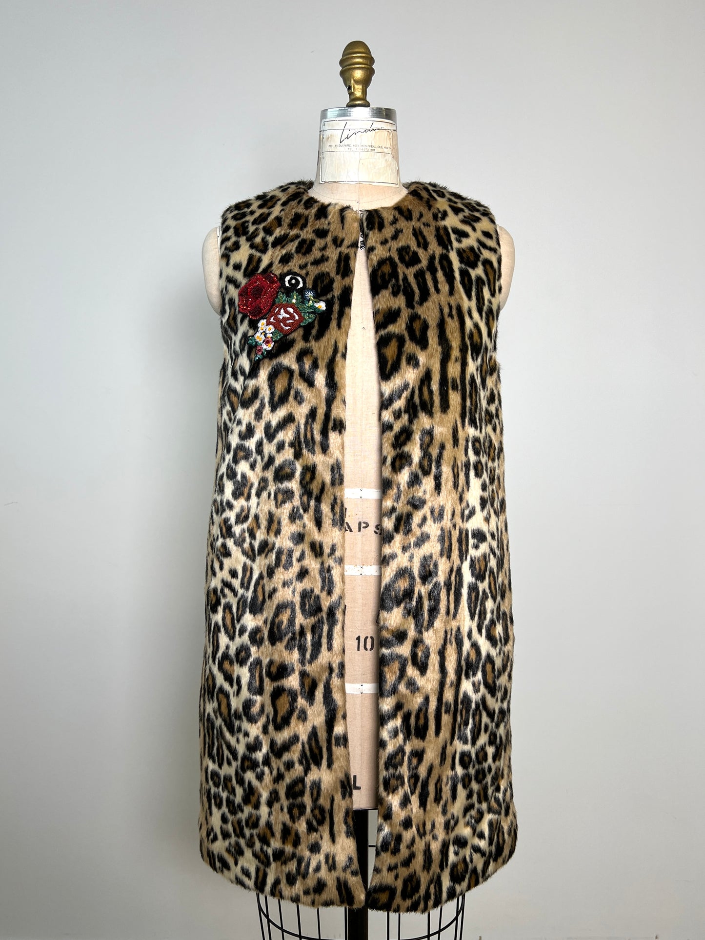 Veste sans manches en fausse fourrure léopard à applique florale (S/M)