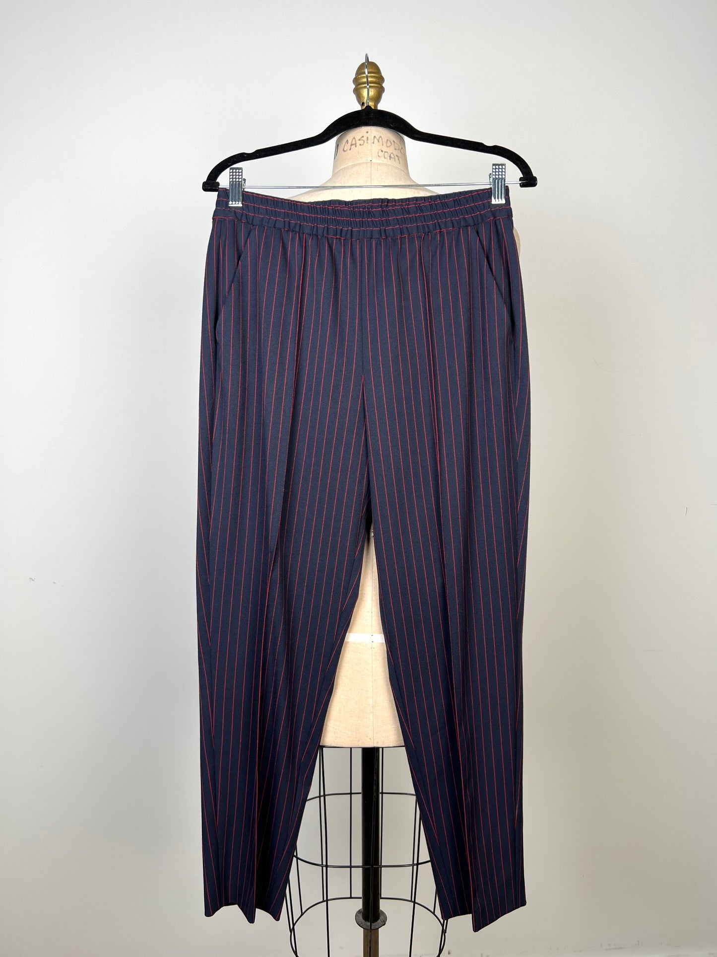 Pantalon marine à fines rayures rouges lavable (6)