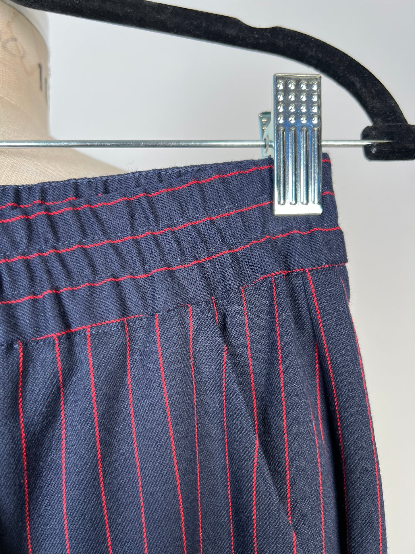Pantalon marine à fines rayures rouges lavable (6)