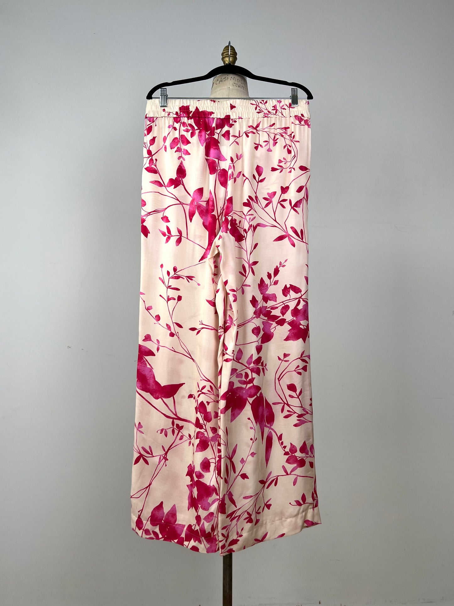 Pantalon en satin ivoire floral fuchsia (12)