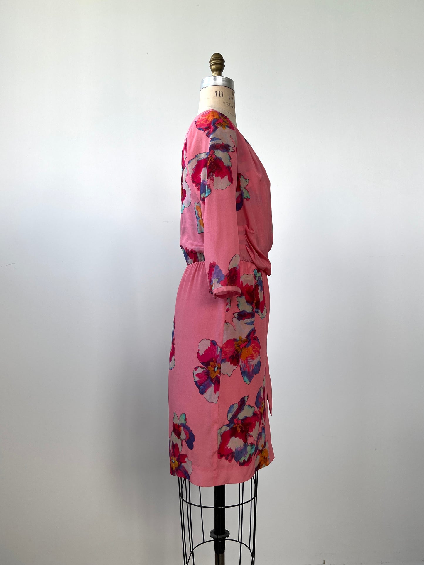 Robe façon portefeuille en soie florale rose (4)
