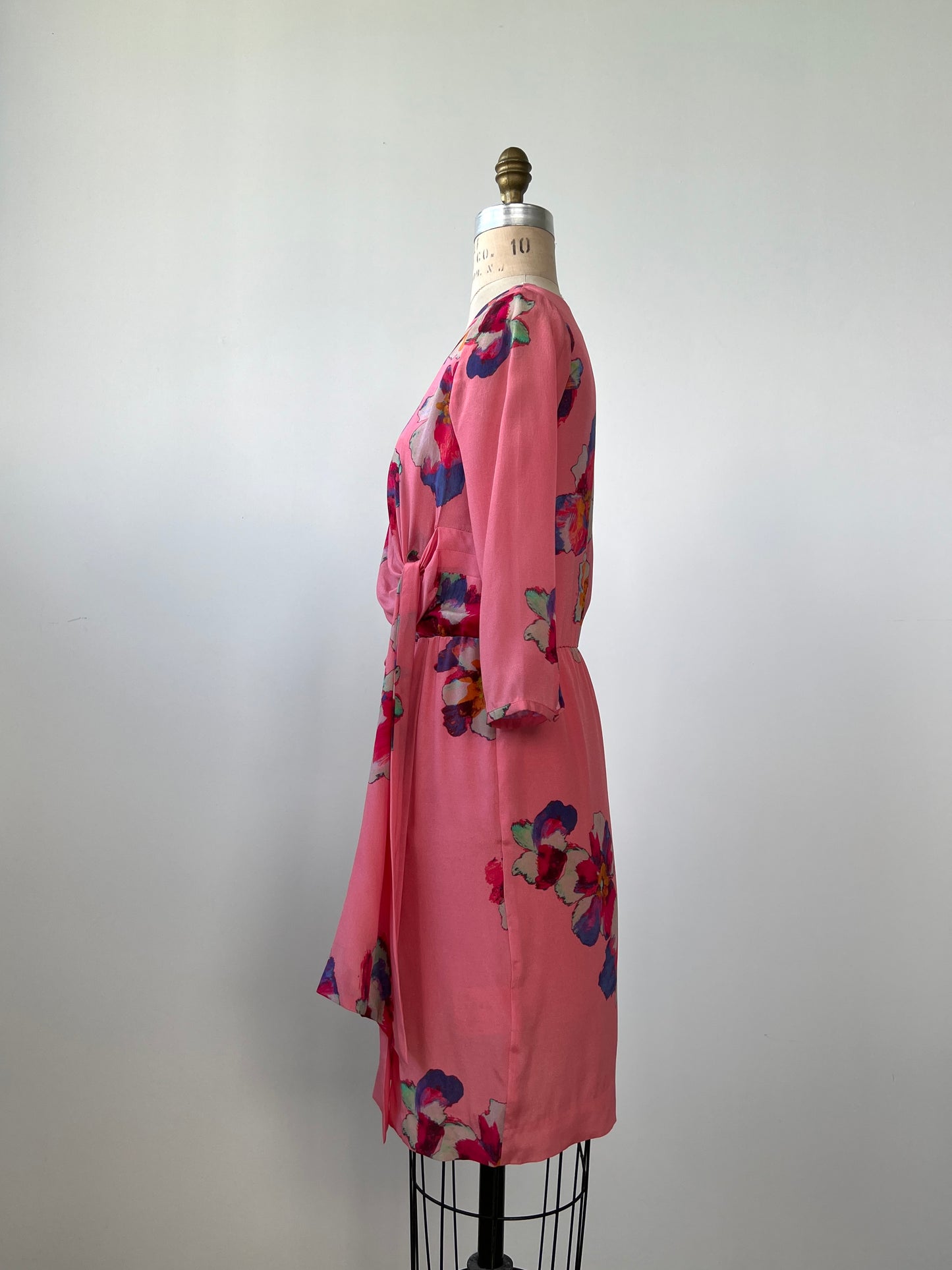 Robe façon portefeuille en soie florale rose (4)