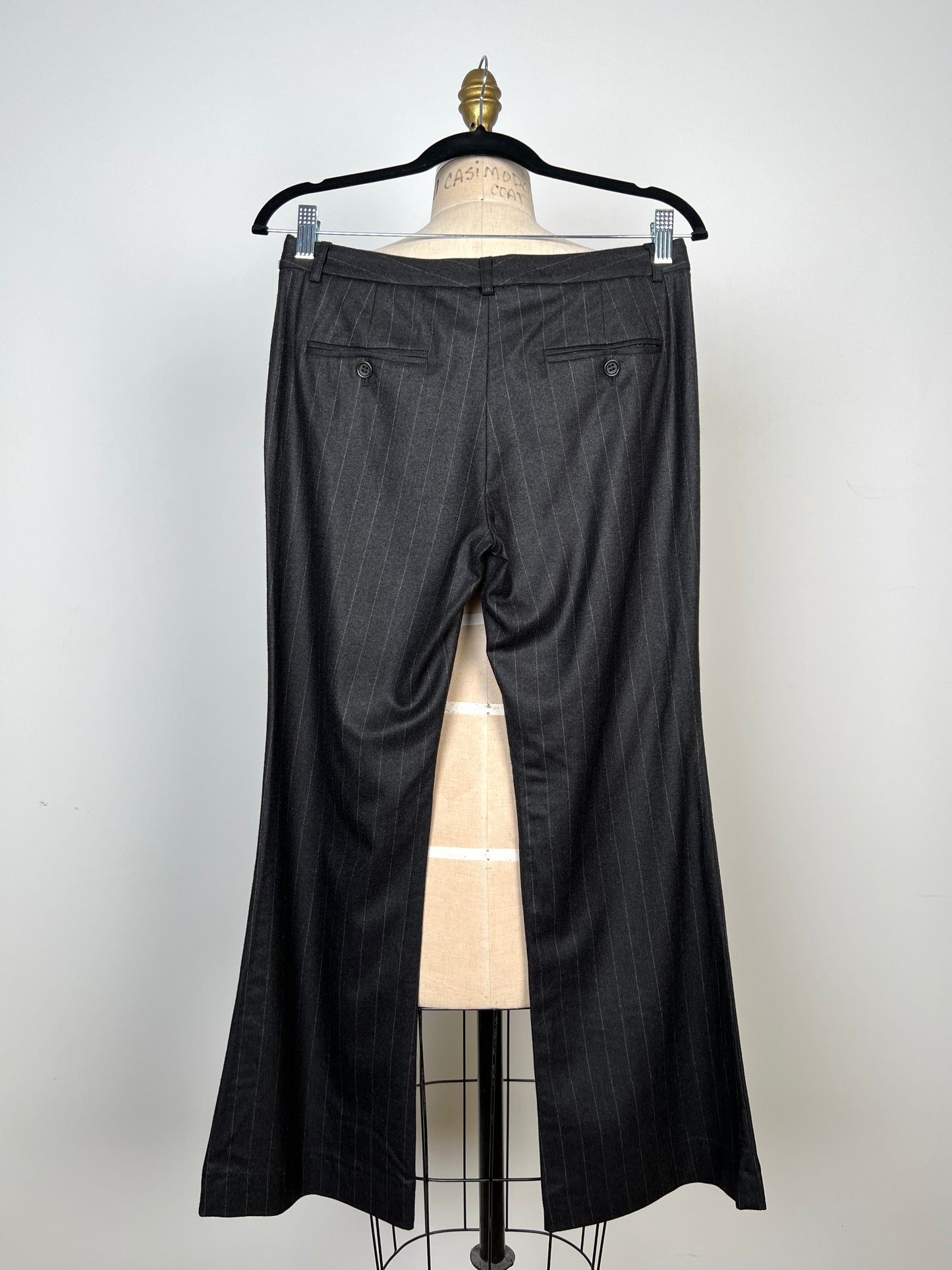 Pantalon bootcut en flanelle anthracite à rayures crème (S)
