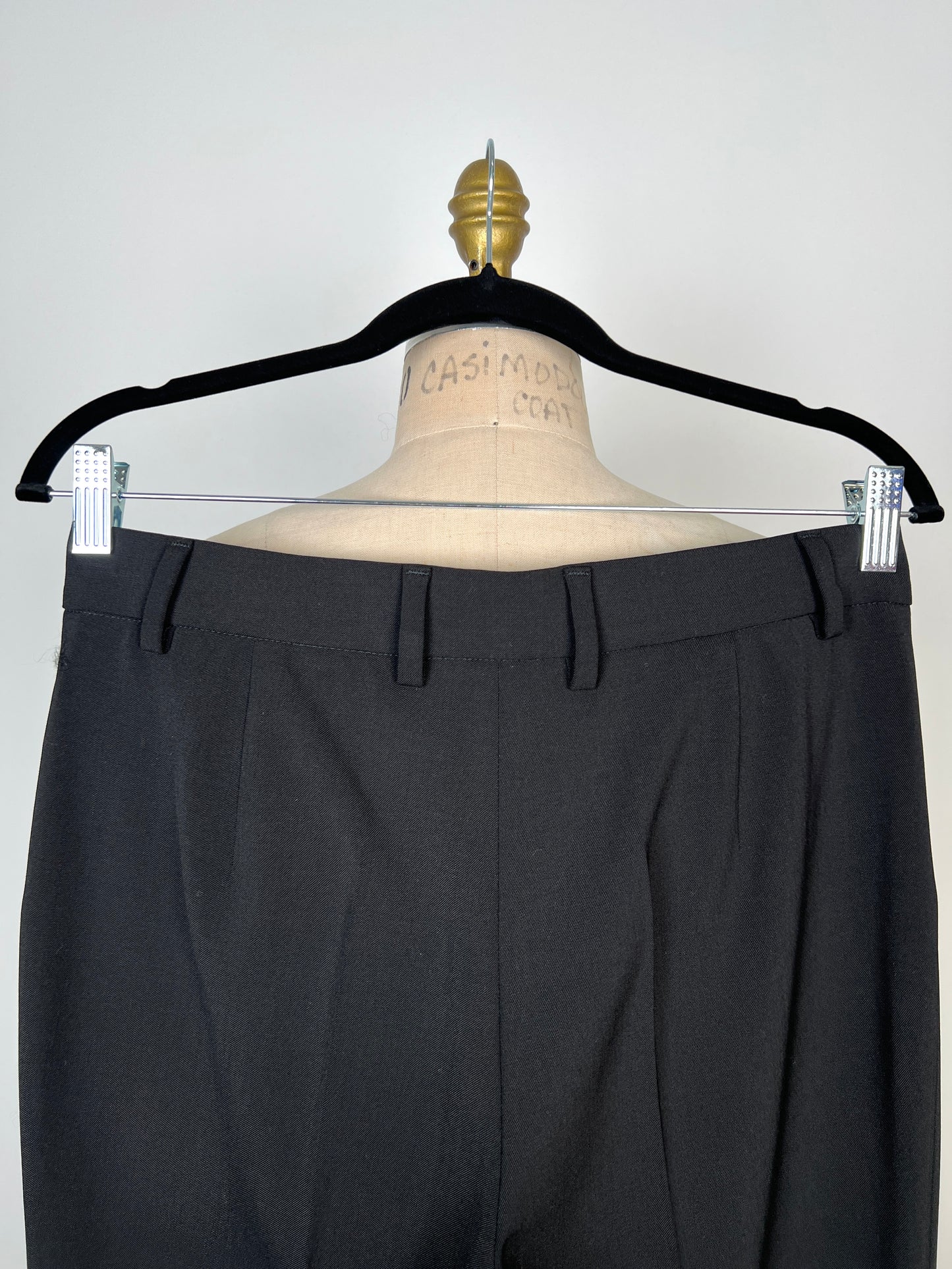 Pantalon noir classique en mélange de laine vierge lavable (8)