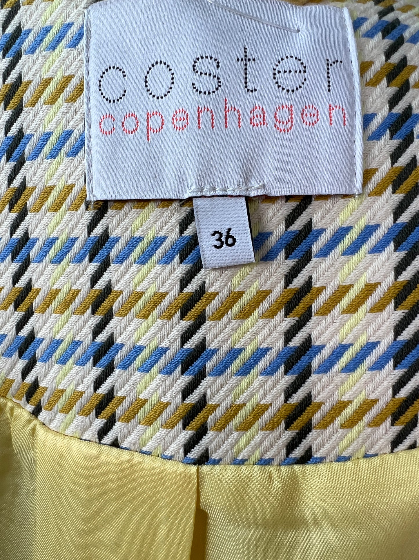 Manteau crème à carreaux et rayures jaune et bleu (6)