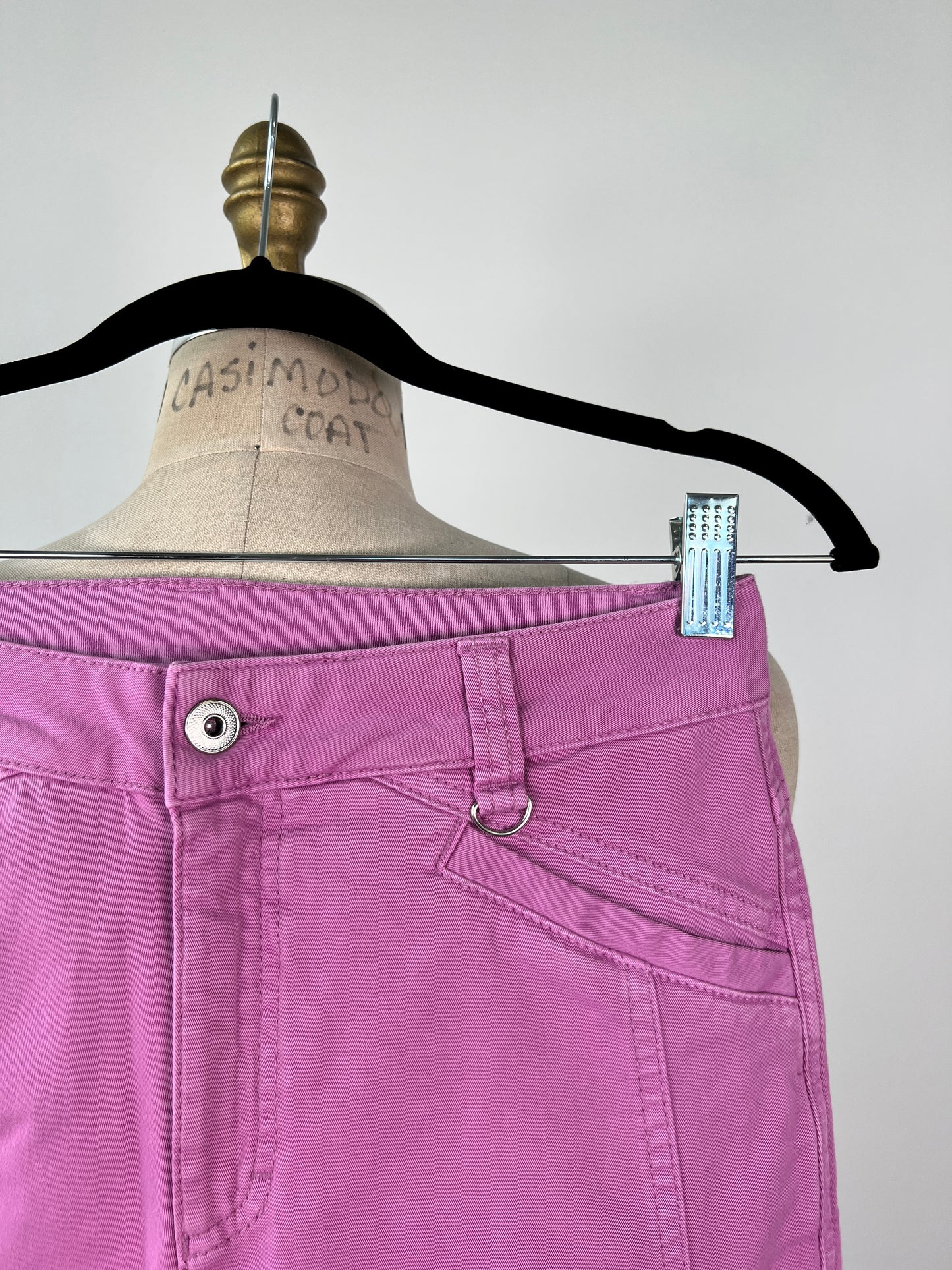 Pantalon écourté extensible lilas à coupe jockey (6)