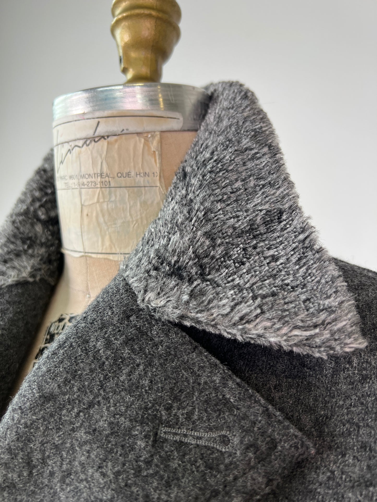 Manteau gris en feutre de laine et toutou (XS/S)