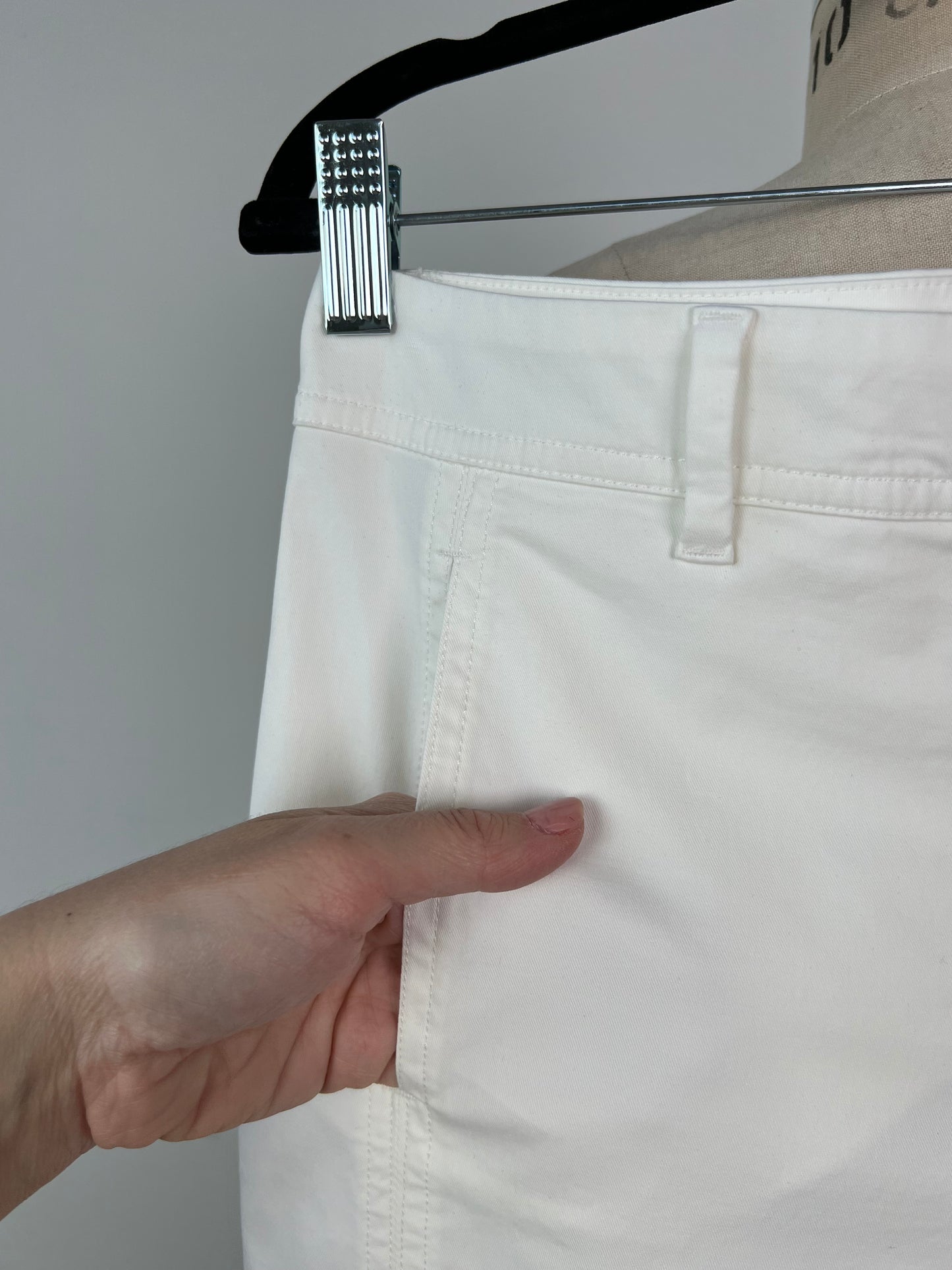 Pantalon blanc à coupe jockey (8)