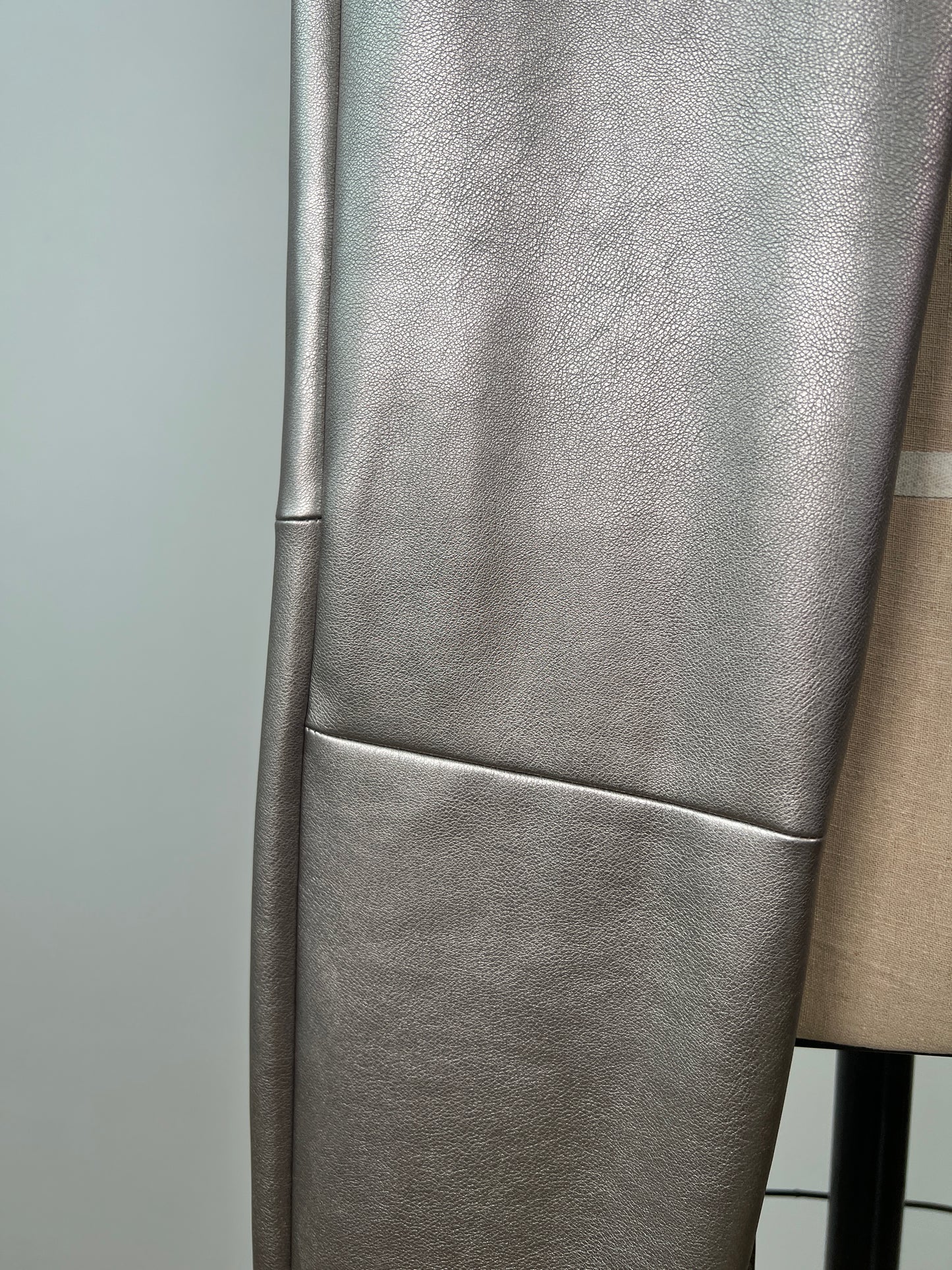 Pantalon legging en faux cuir gris métallique (6)