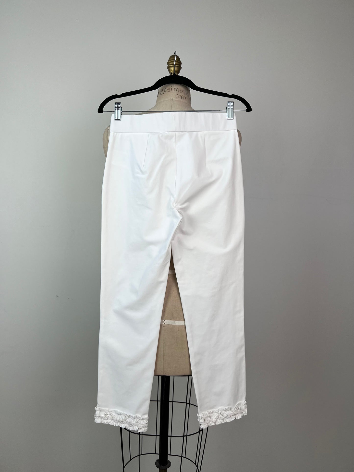 Pantalon blanc façon legging à ourlet frisons (2 et 4)