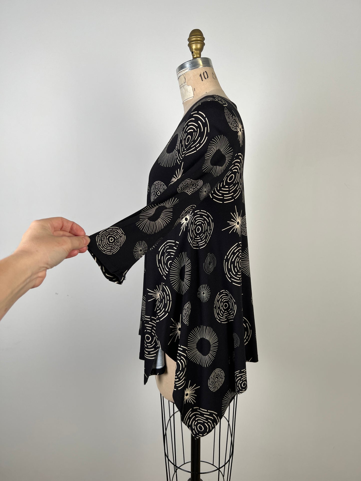 Chandail tunique à coupe foulard noir à éclat festif (S)