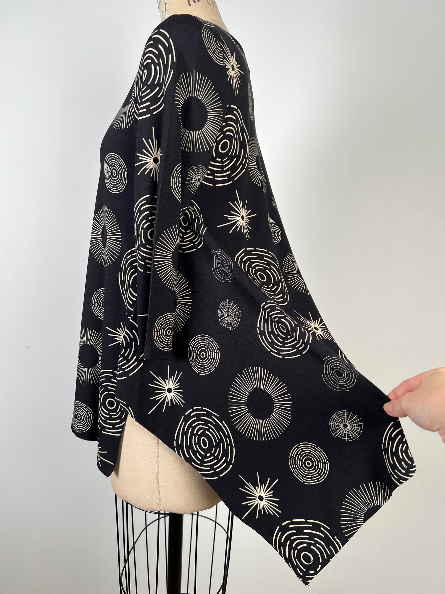 Chandail tunique à coupe foulard noir à éclat festif (S)