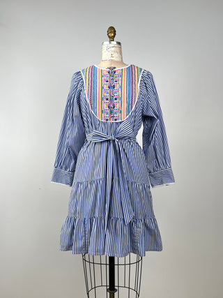 Robe à rayures bleu et blancs à plastron brodé  (L)