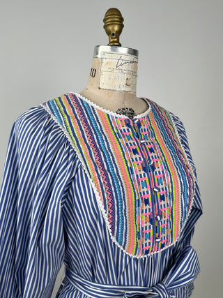 Robe à rayures bleu et blancs à plastron brodé  (L)