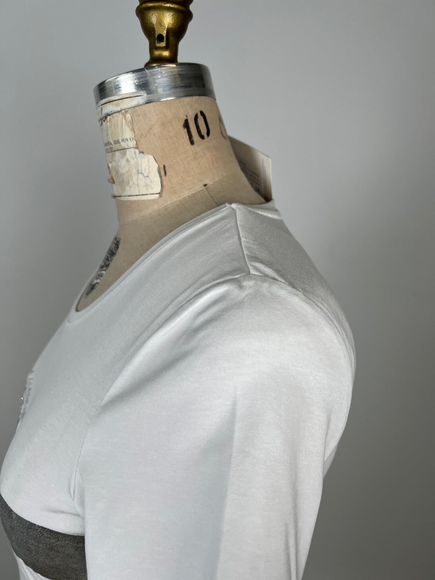 T-shirt blanc à bande et relief SILVER (4)