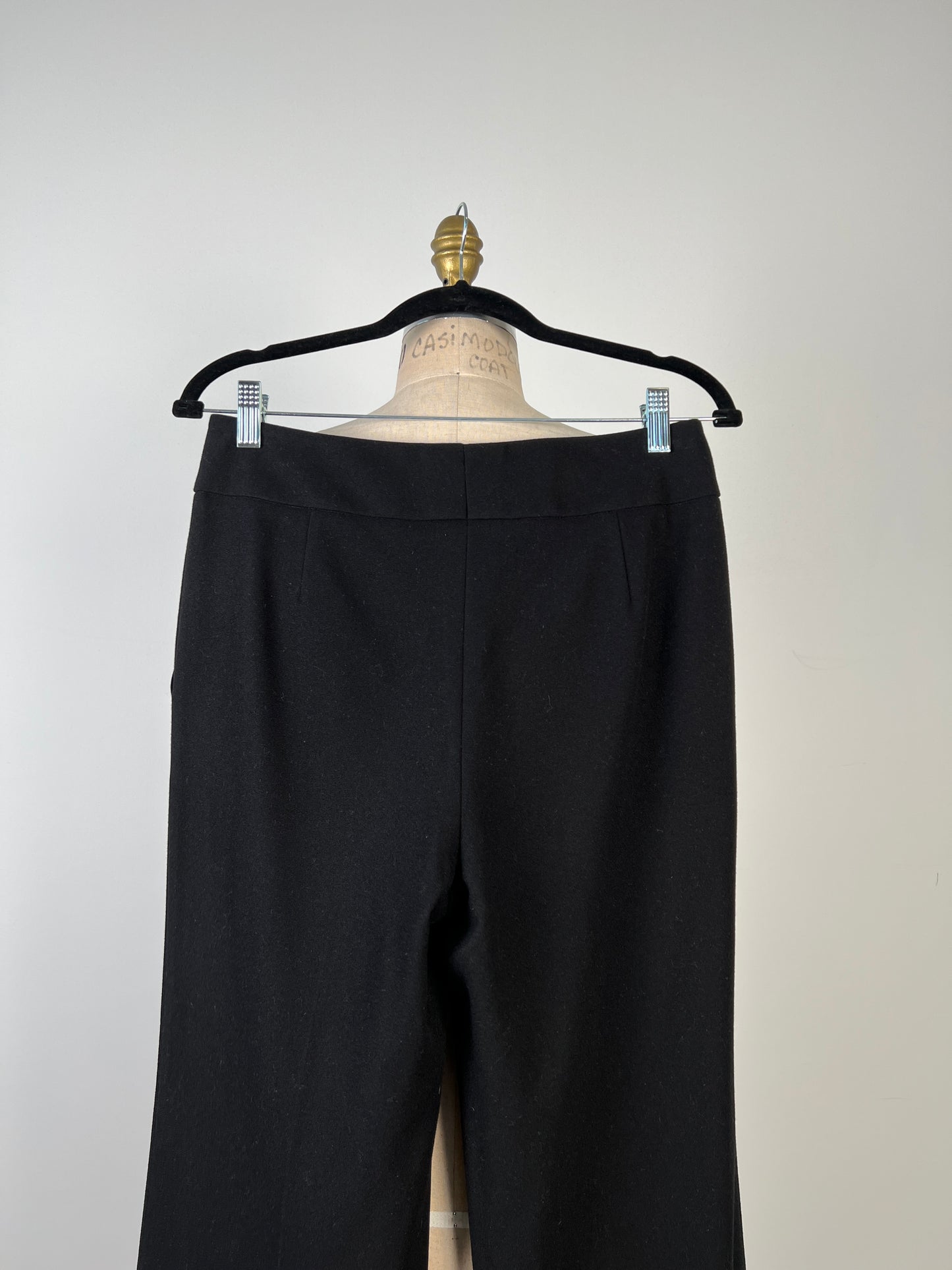 Pantalon noir en laine coupe légèrement évasée (S)