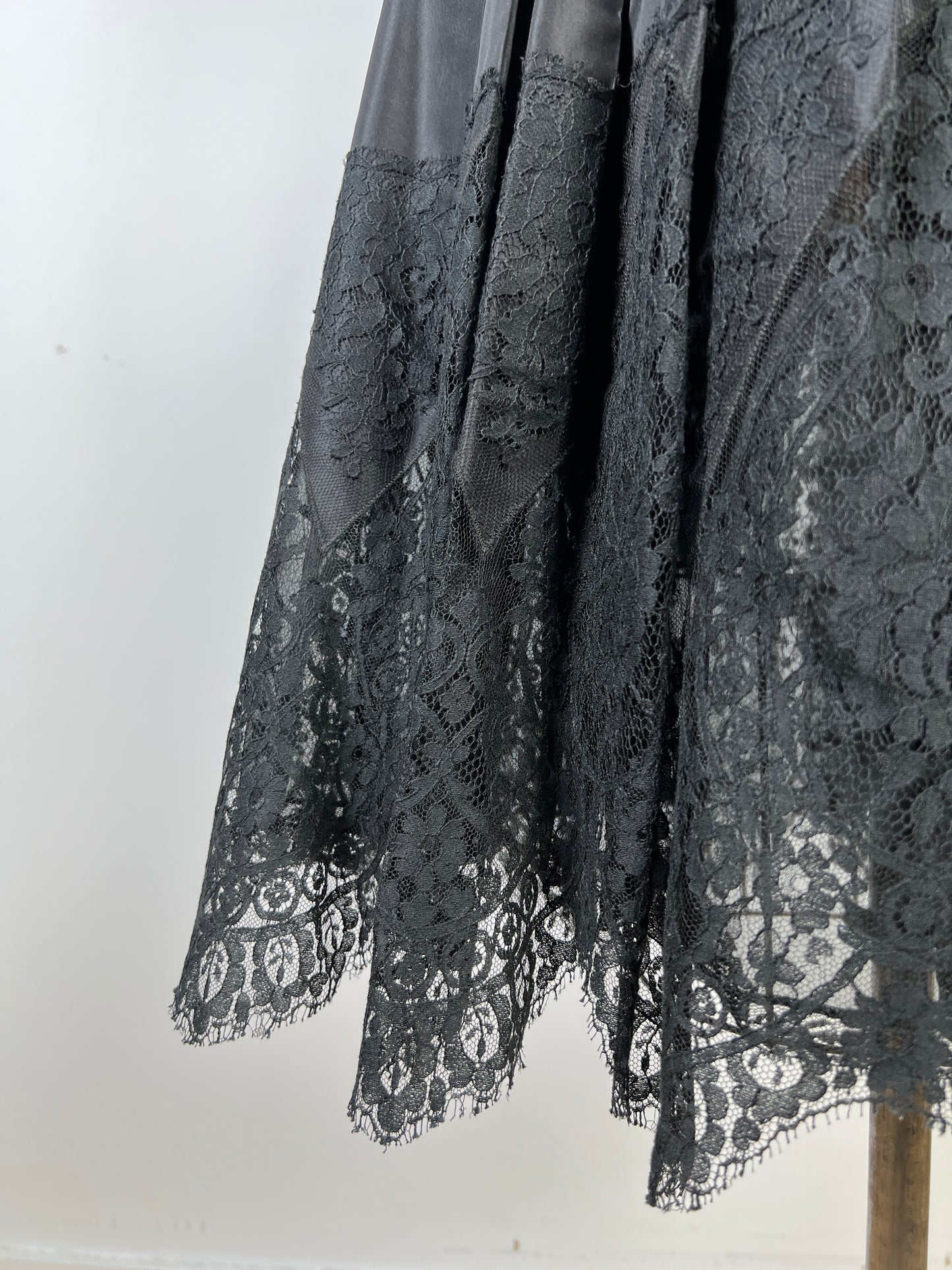 Robe cocktail plissée noir à dentelle festonnée (4)