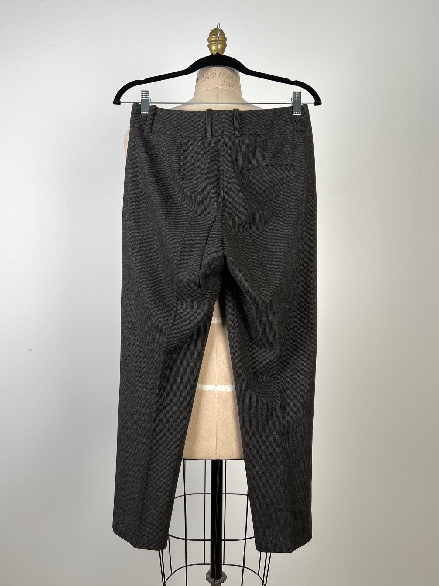Pantalon cigarette en tricot anthracite à rayures noires (4)