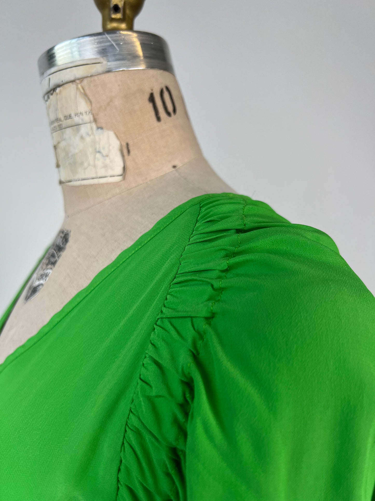 Robe vaporeuse à fronces vert pomme (6)