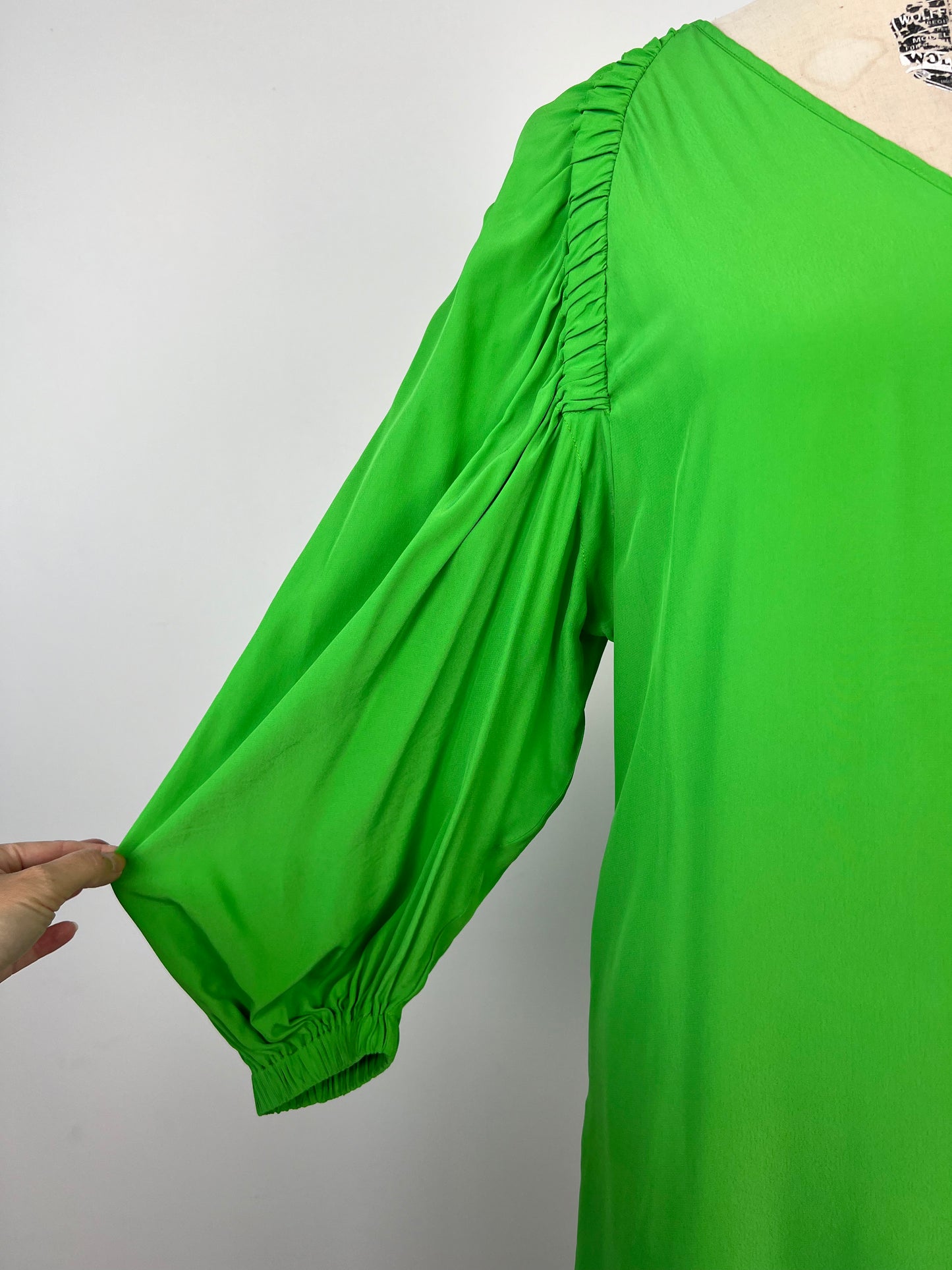 Robe vaporeuse à fronces vert pomme (6)