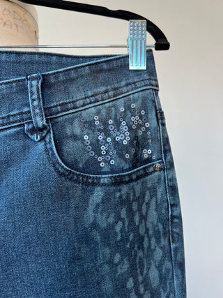 Pantalon en denim extensible bleu à paillettes et imprimé (8)