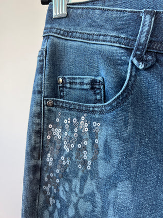 Pantalon en denim extensible bleu à paillettes et imprimé (8)