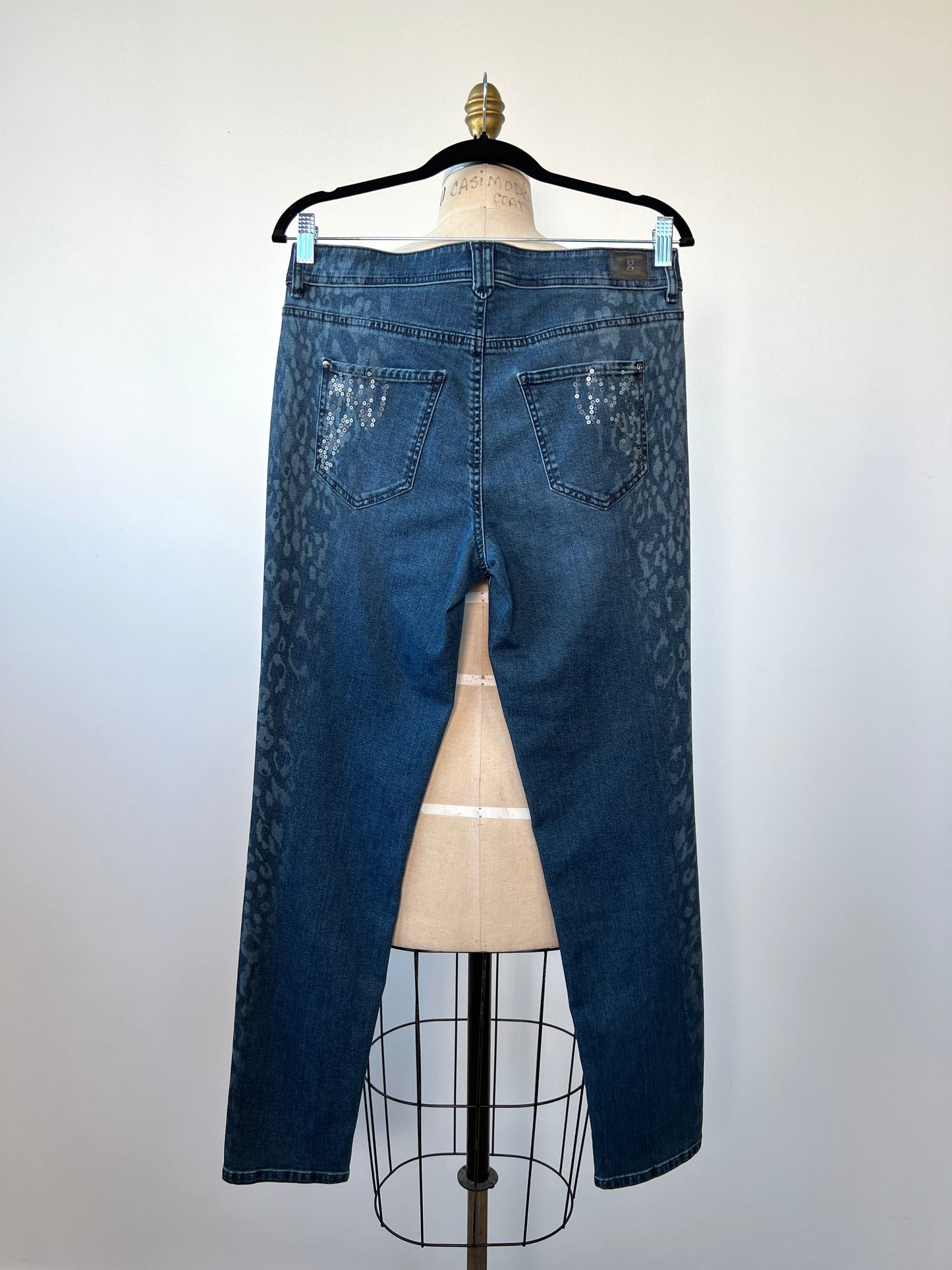 Pantalon en denim extensible bleu à paillettes et imprimé (8)