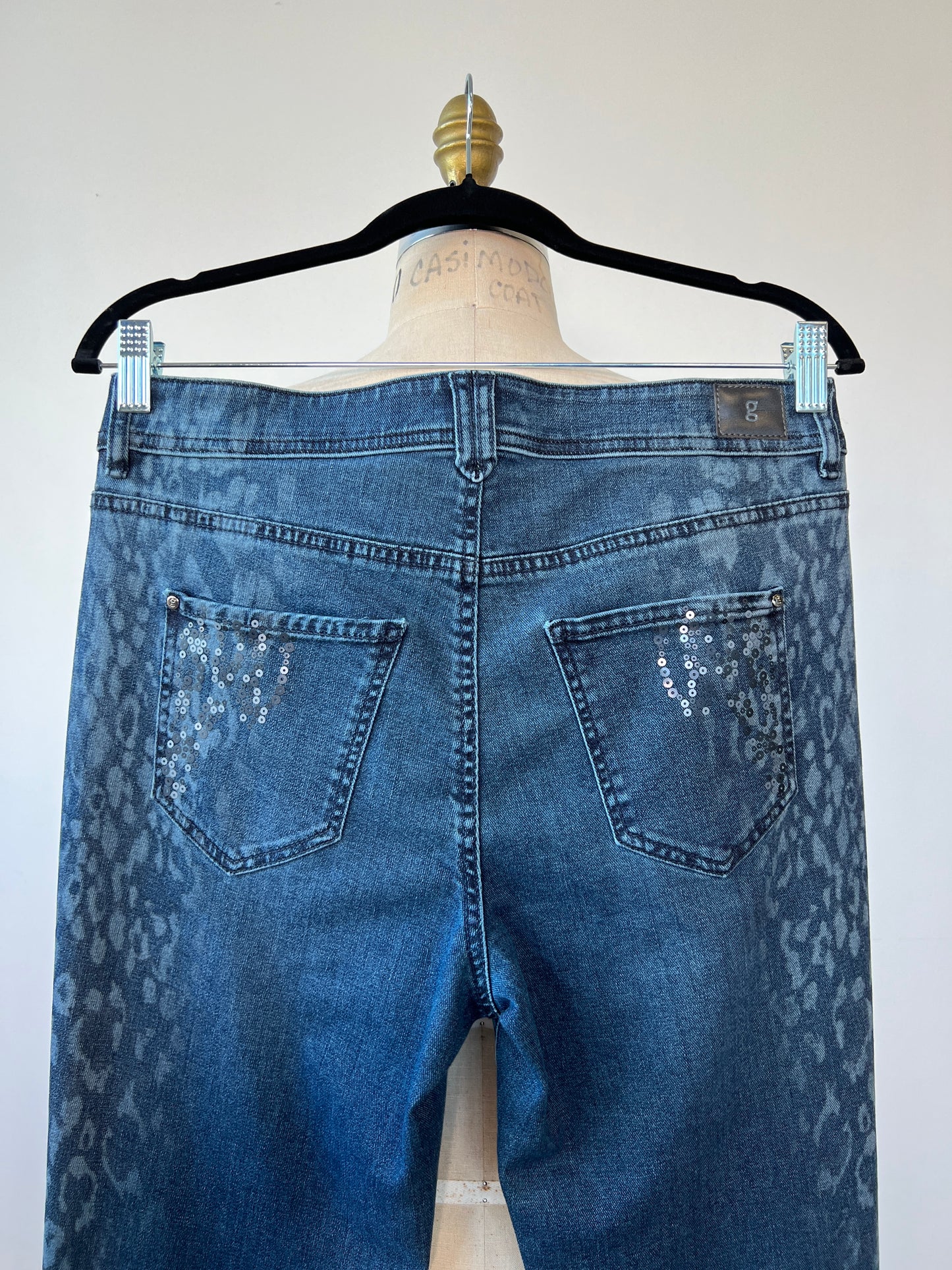 Pantalon en denim extensible bleu à paillettes et imprimé (8)