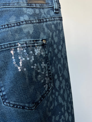 Pantalon en denim extensible bleu à paillettes et imprimé (8)