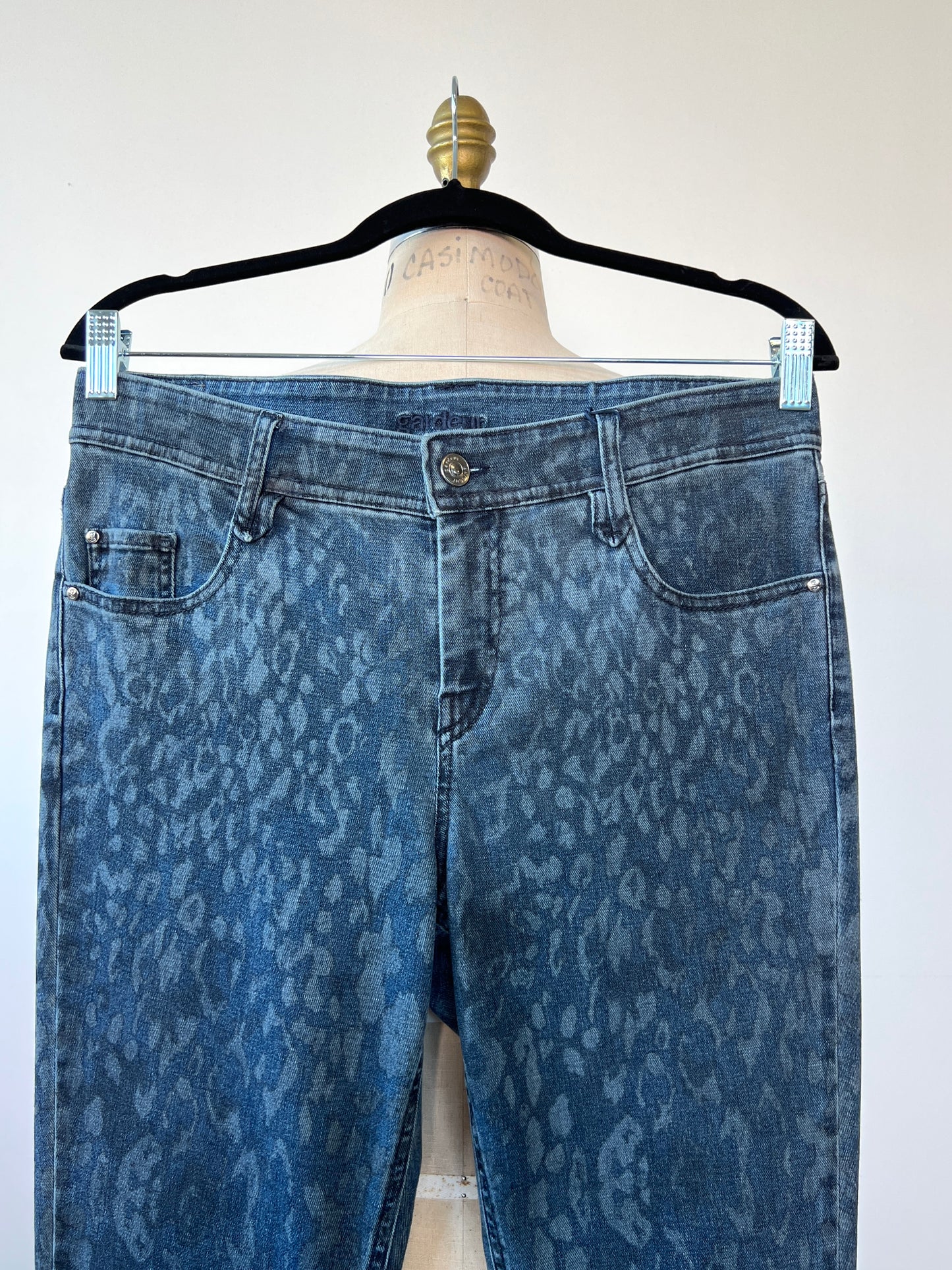Pantalon en denim extensible bleu à imprimé léopard (8)