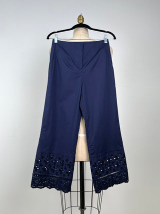 Pantalon marine à broderies anglaises festonnées (4)