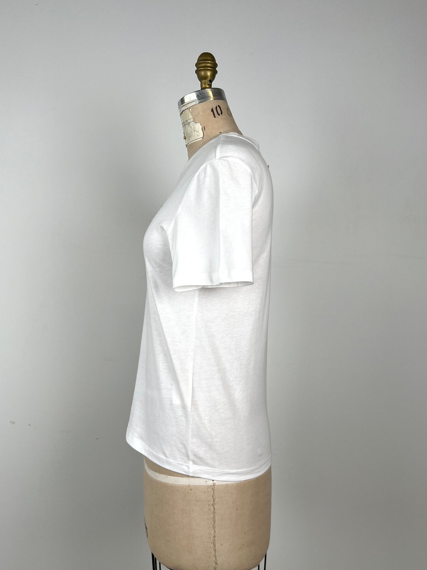 T-shirt blanc à broderie cerises bleues "POP ART" (S)