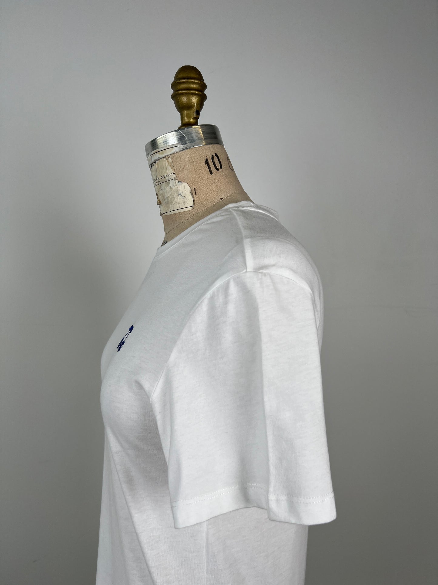 T-shirt blanc à broderie cerises bleues "POP ART" (S)