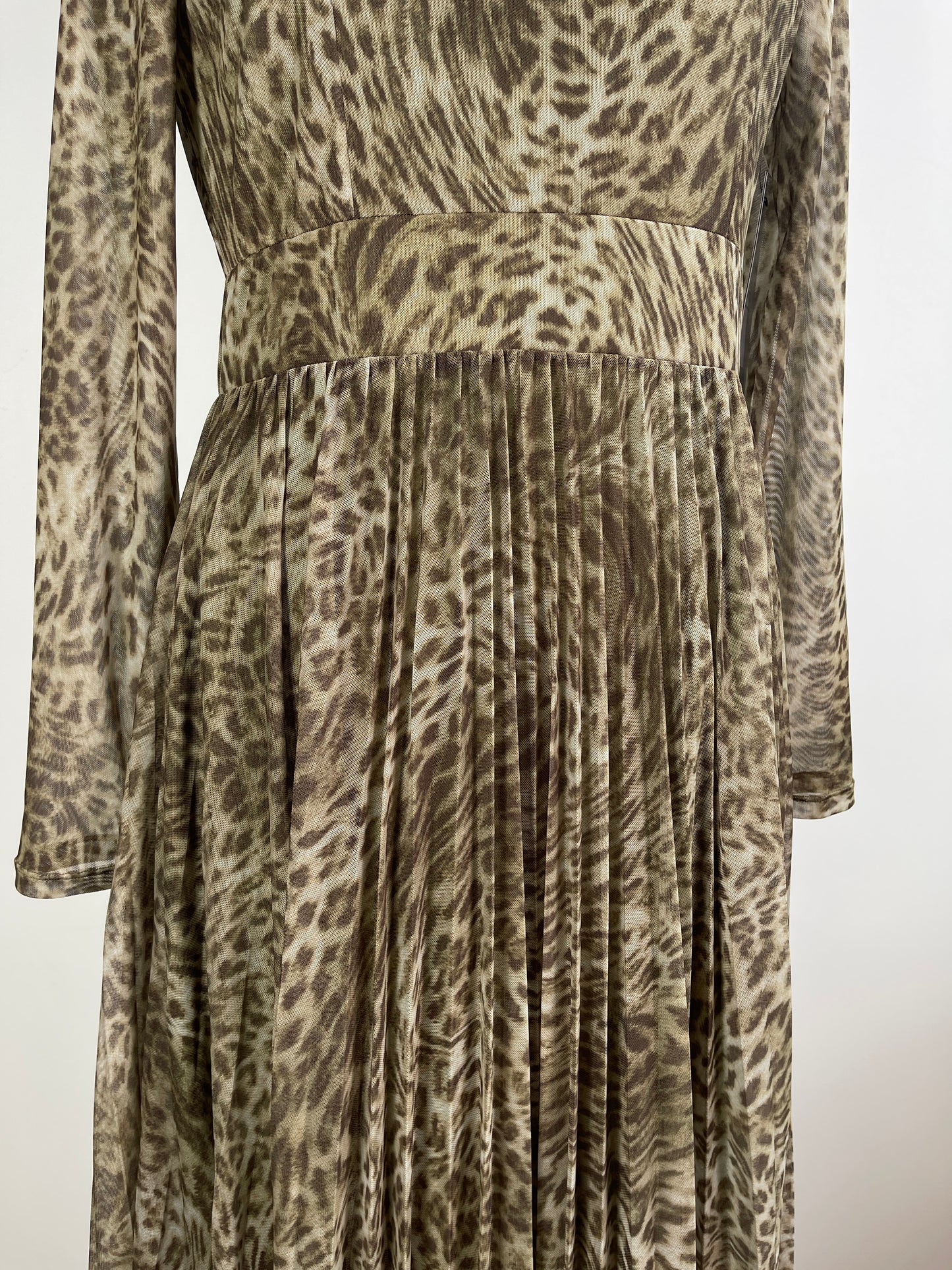 Robe semi diaphane à motif léopard kaki (6)