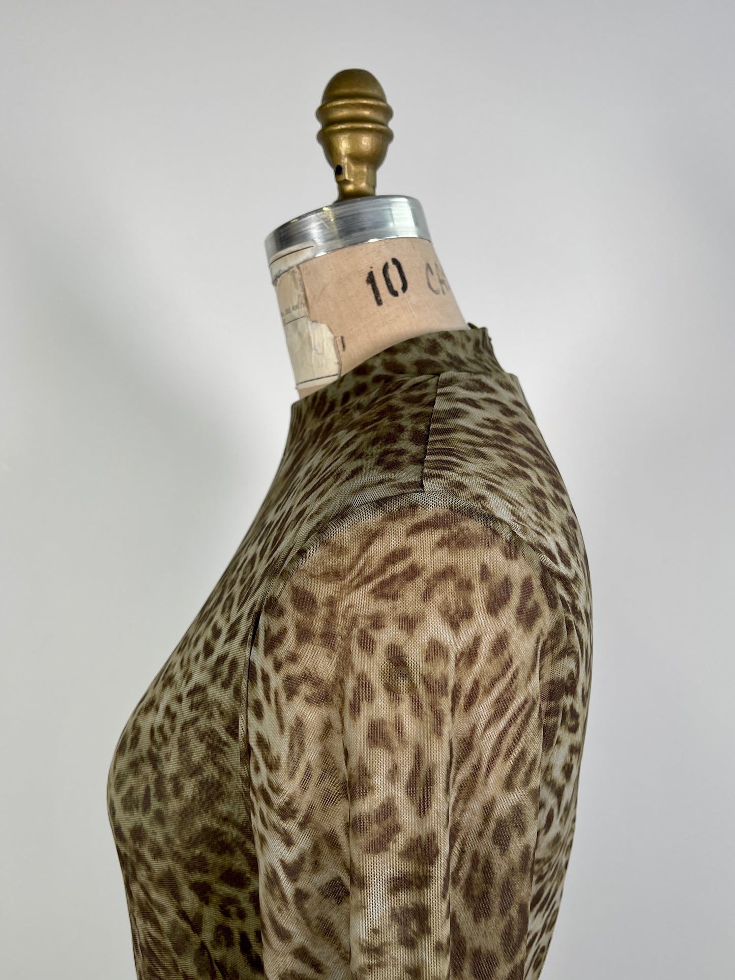Robe semi diaphane à motif léopard kaki (6)