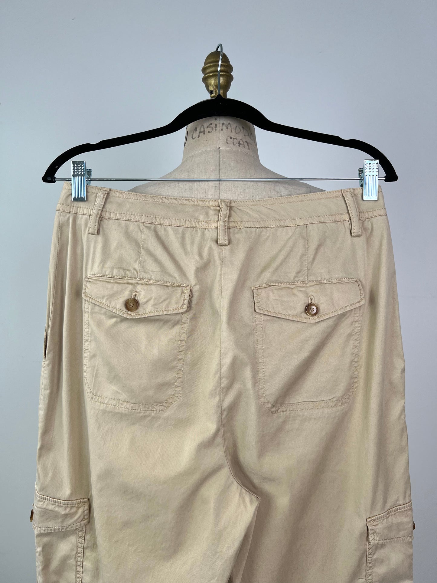 Pantalon cargo en toile fluide sable (8)