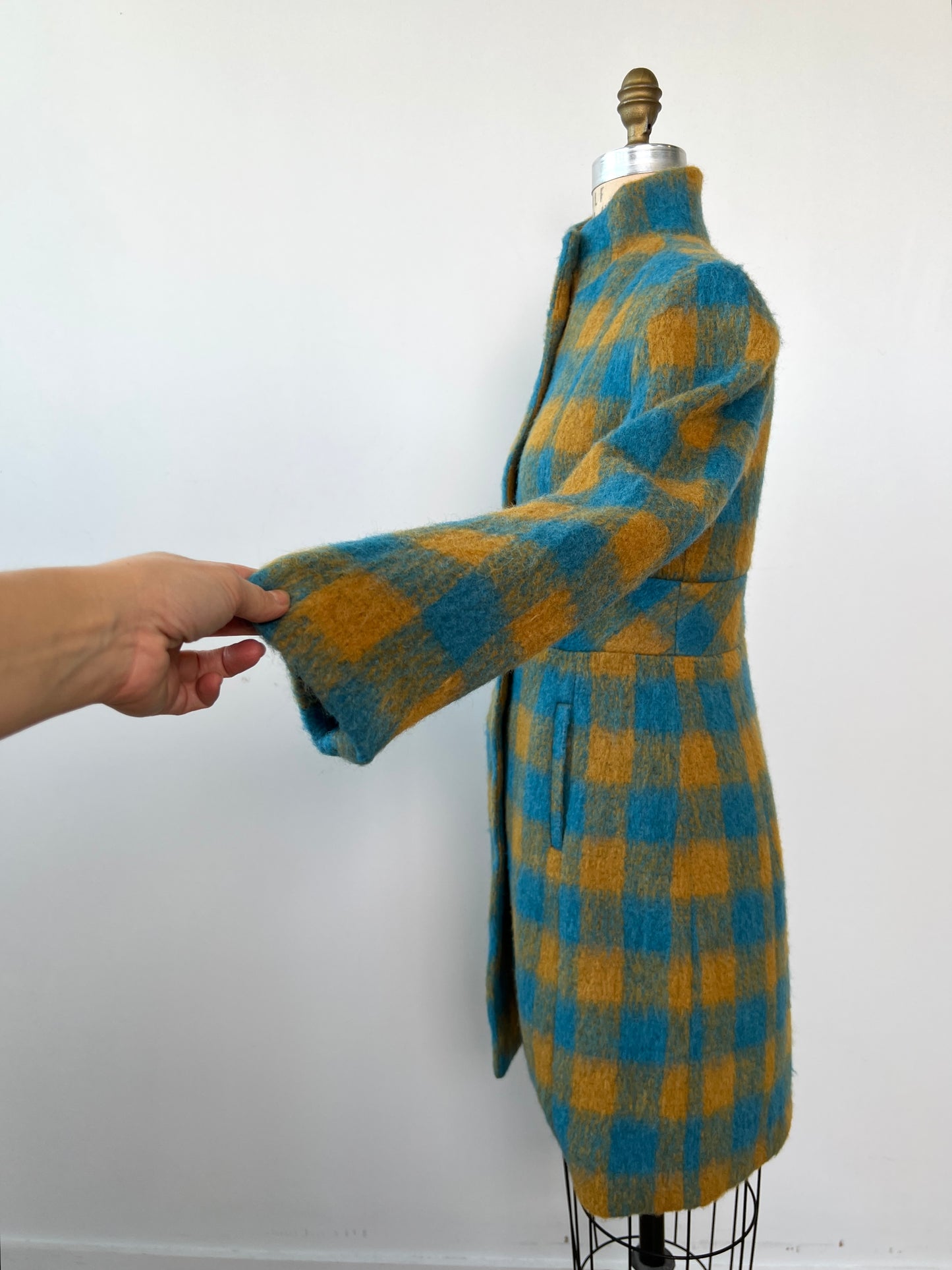 Manteau cintré en tricot duveteux à damiers safran et turquoise (XXS)